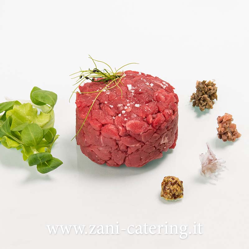 La Tartare Di Manzo Con Senape Anticata Fiori Di Capperi Acciughe E Scalogno