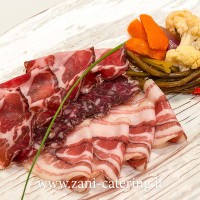 Entree_Percorso-tipico-1_Affettati-nostrani-coppa,-pancetta-e-salame-verdurine-agrodolce_zani