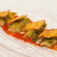 Entree_Percorso-tipico-2_Cappone-di-verza-con-salsa-di-pomodoro-e-chips-di-mais_zani-catering