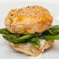 Entree_Percorso-vegetariano_Sfogliatina-sesamo-asparagi-e-salsa-aceto-Champagne_zani