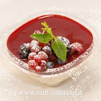 Dessert_Percorso-vegetariano_La-panna-cotta-ai-frutti-di-bosco_zani-catering